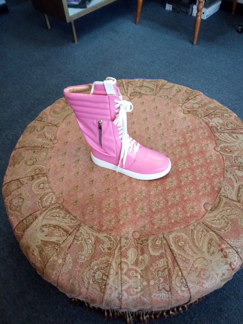 Pink An White Boot's Comfy Feet Size 9