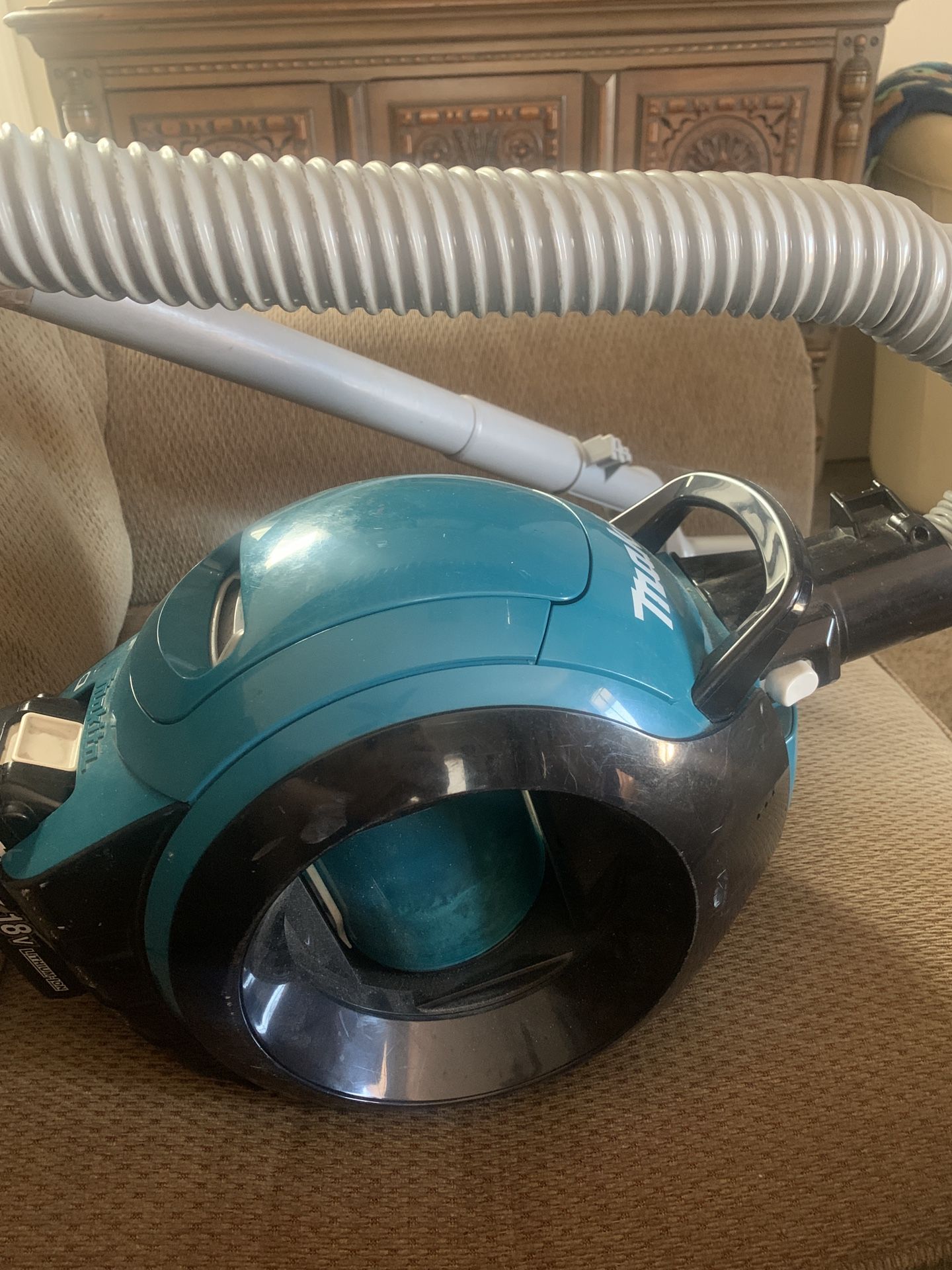 Makita DCL500z 18 Volt Vacuum (no Battery)