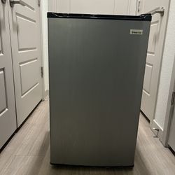 Magic Chef Mini Fridge w/ Freezer – Clean – Works Perfectly