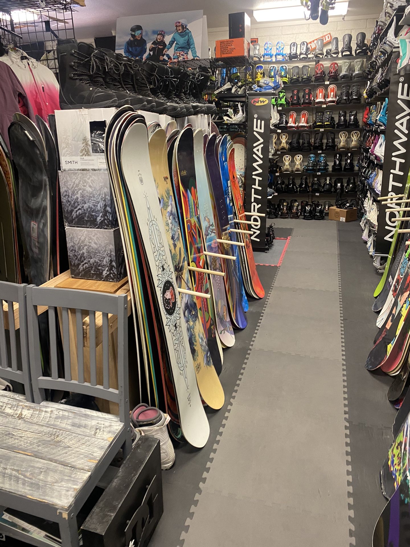 new Burton amplifier 157 snowboard for Sale in Las Vegas, NV - OfferUp