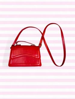 Red handbag with adjustable strap #handbag