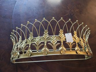 Gold crown for decoral