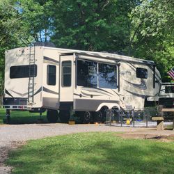 Grand Design Solitude 2021 35ft