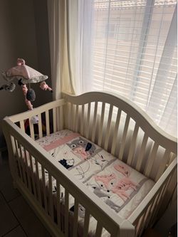 baby crib / crib mattress frame