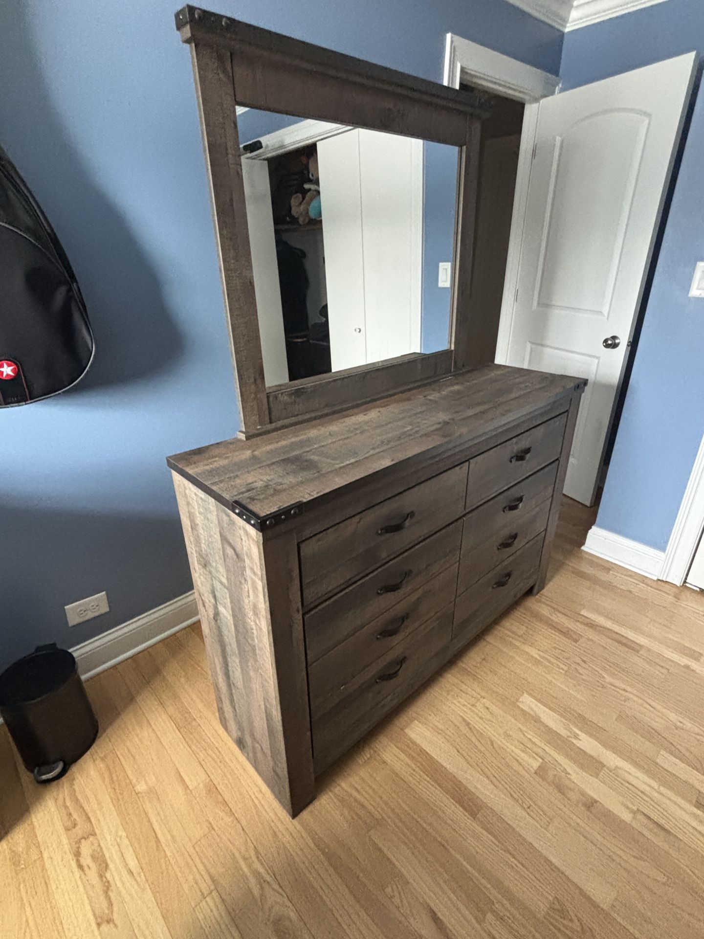 6/8 Drawer Dresser With Mirror