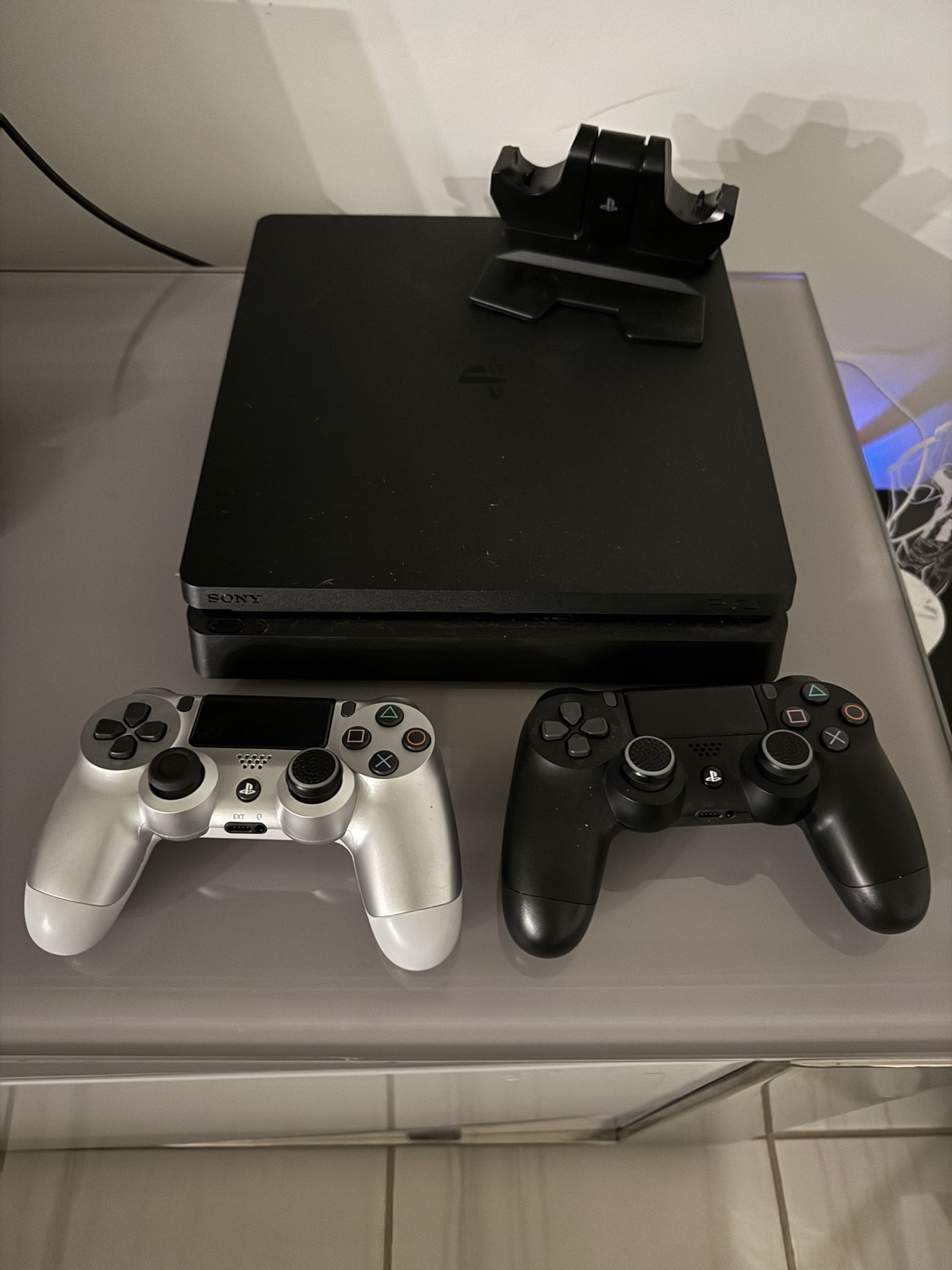PS4 for sale, very little use, 2 controls, games with headphones