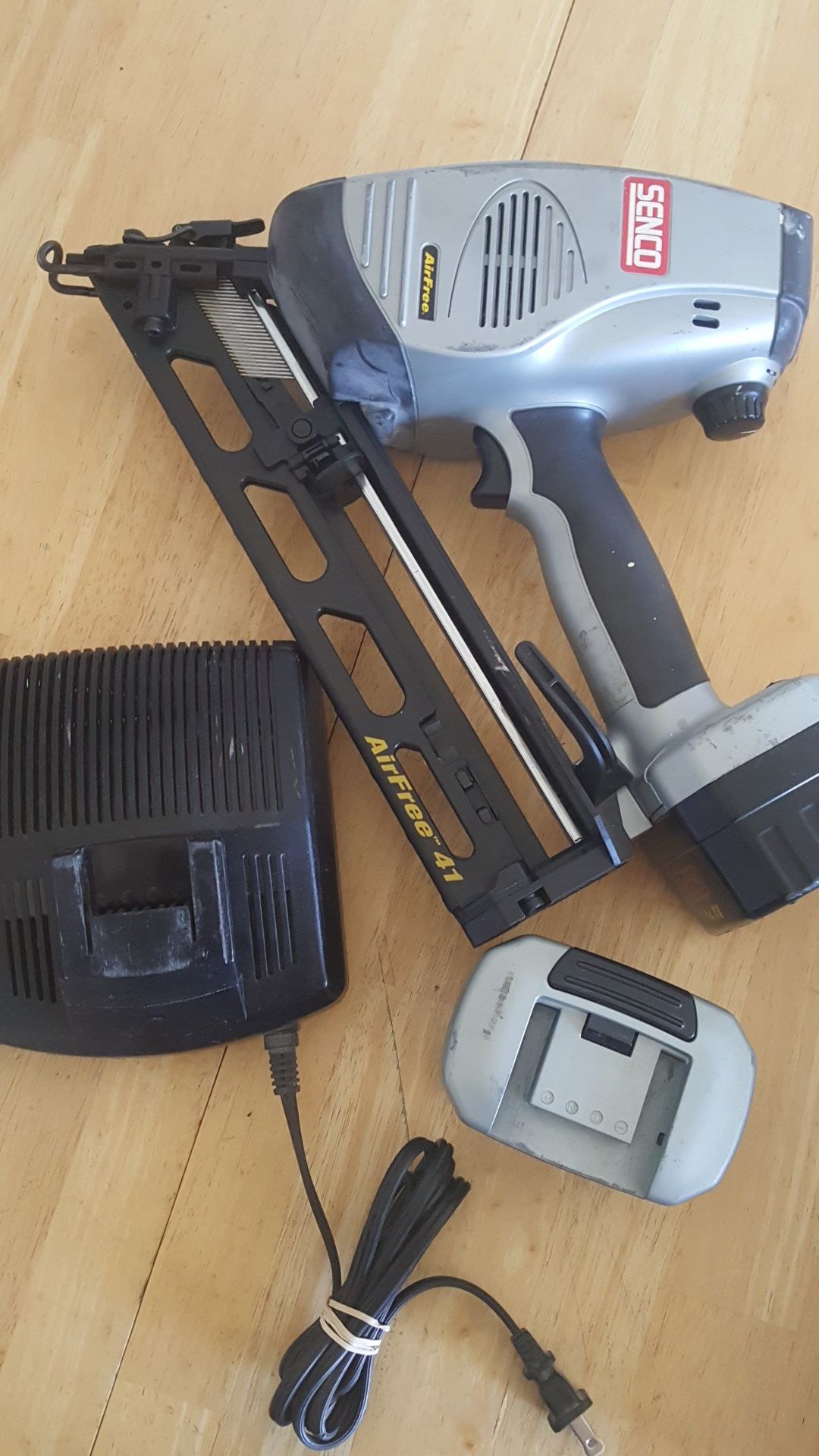 Senco AirFree 41 electric finish nailer 14.4V with 2 good batteries and charger