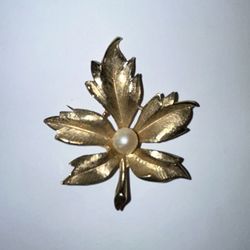 Vintage 1960s  Faux Pearl Gold-tone Leaf Brooch Pin