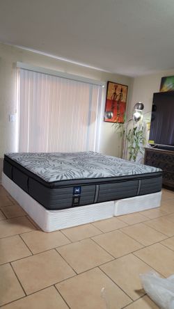 VERY NICE LIKE NEW KING SIZE SEALY POSTUREPEDIC MATTRESS AND BOXSPRINGS FOR SALE! IN EXCELLENT CONDITION, FREE DELIVERY