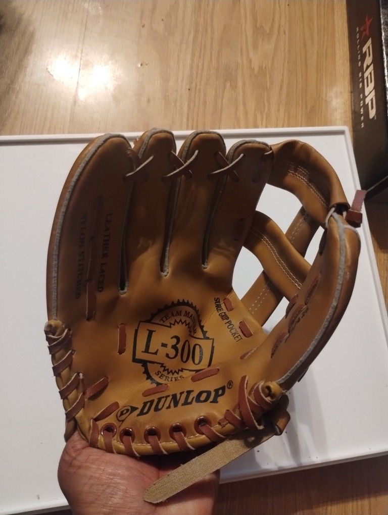 Dunlop L-300 Leather Baseball Glove .Size 10 Inch Youth Right Handed Glove..Great Condition!
