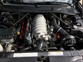 SRT8 6.1 hemi engine
