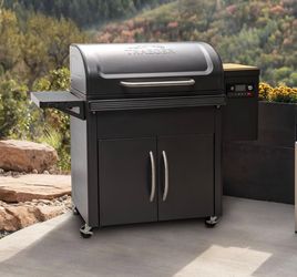 Traeger Silverton XL Wood Pellet Grill & Smoker, 854 Sq In, WiFi + Cover