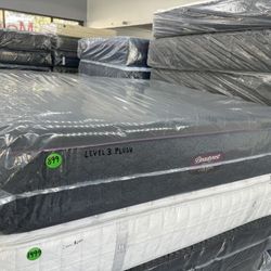 KING SIZE SIMMONS BEAUTYREST WORLD CLASS LEVEL 3 (PLUSH) MATTRESS & BOX SPRINGS BED SET