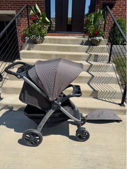 Chicco Bravo Trio Travel System in the "Calla" grey dotted fabric features a full-size stroller