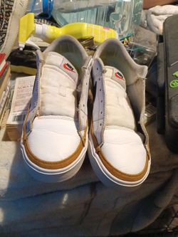 Women's Nikes size 8