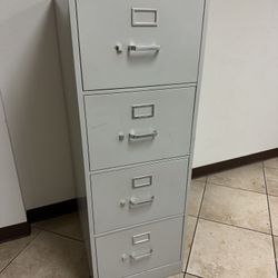 2 metal filing cabinets With 4 Drawers