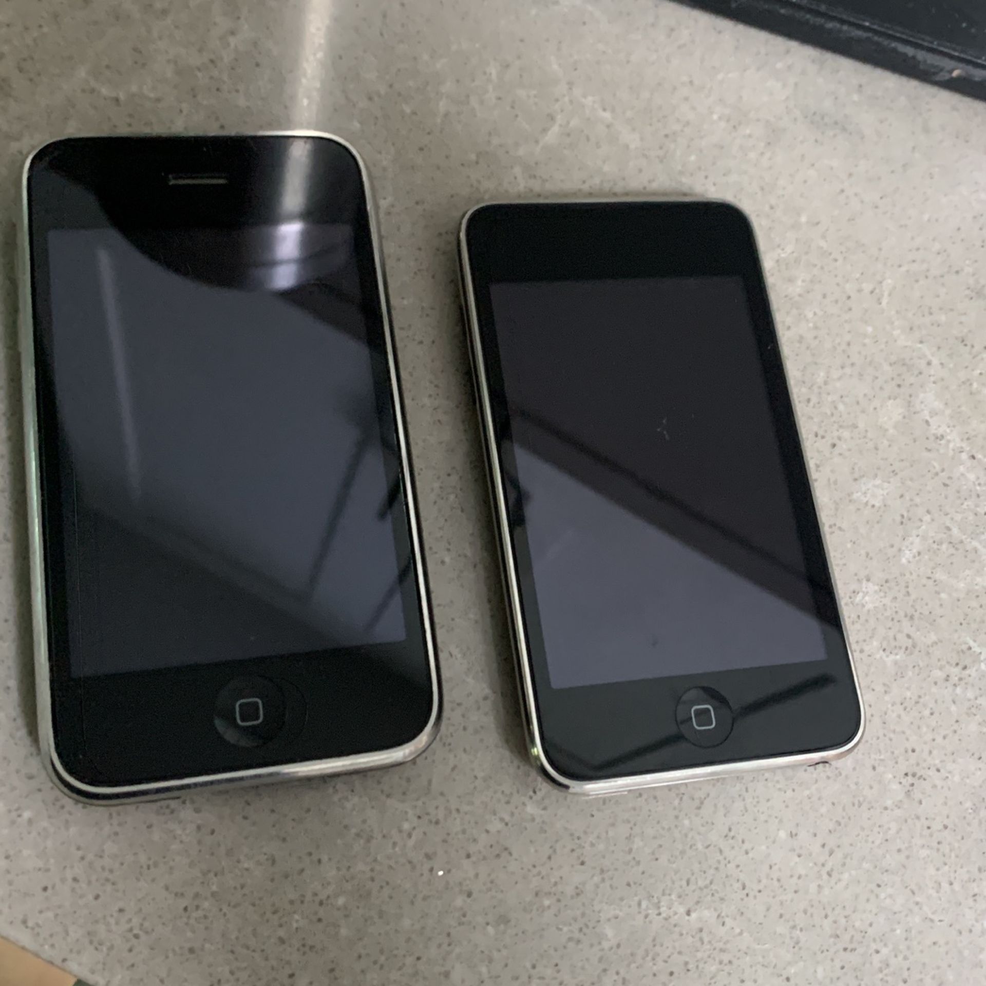 Vintage Apple 8gb iPod touch 3 & 32gb iPhone 3