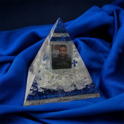 Customizable Pyramid In Resin ///Pirámide Personalizable En Resina