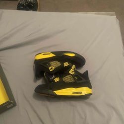 JORDAN 4 RETRO THUNDERS