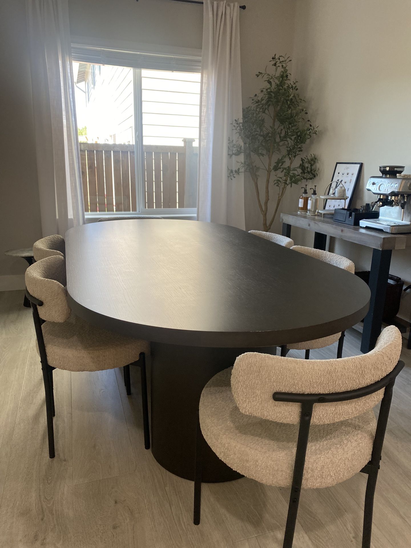 Dania Dining table