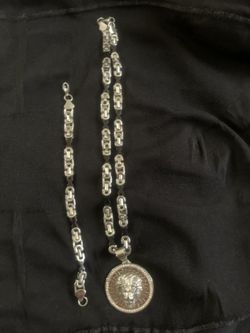 Selling a rare Versace lion medallion with a 23 inch link chain with bracelet