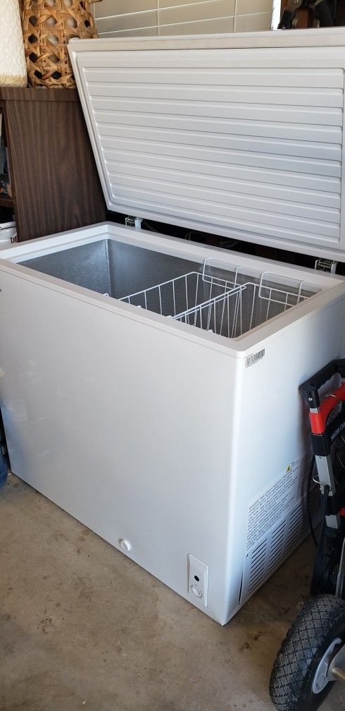 Chest Refrigerator 6.9 Cu (7cu)