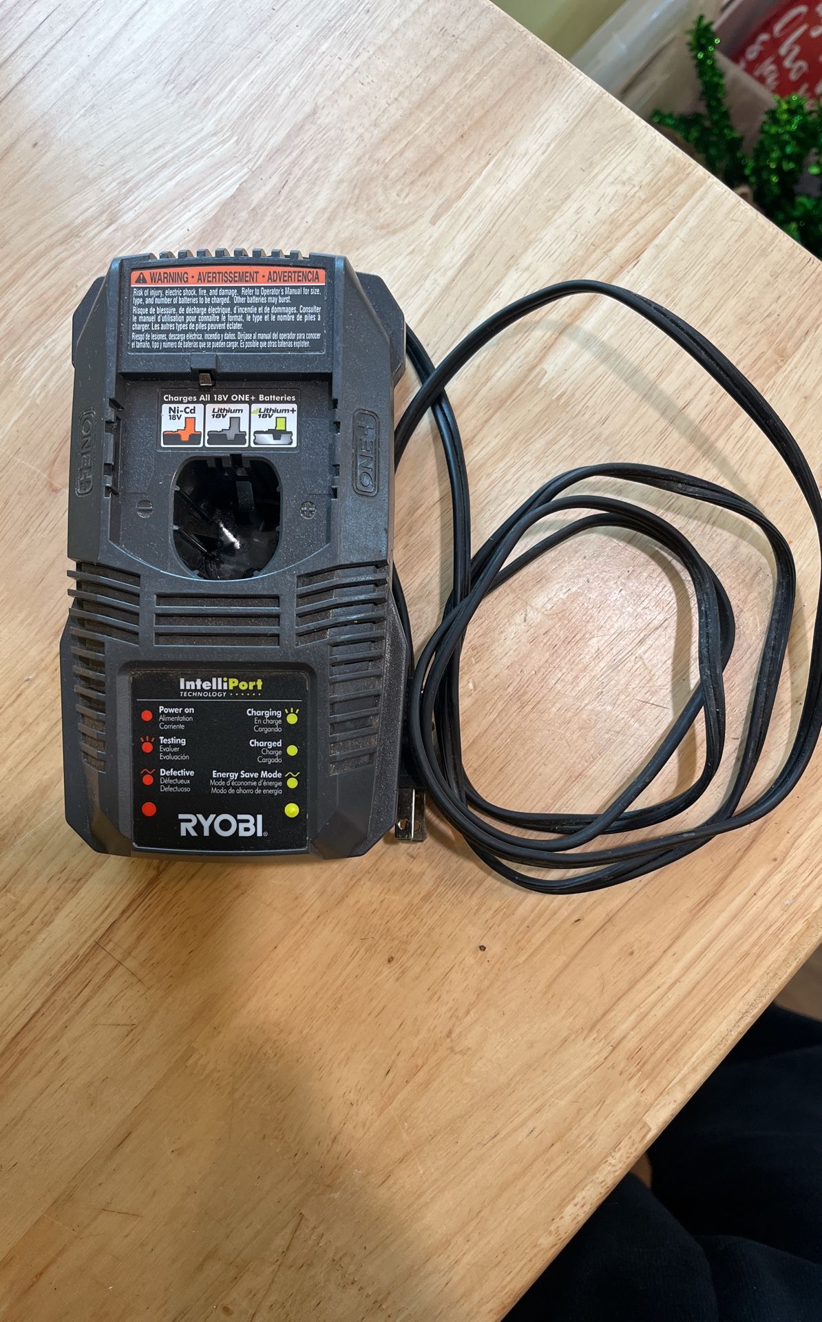 RYOBI 18 VOLT DUAL CHEMISTRY LITHIUM/NICAD BATTERY CHARGER P118