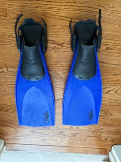 SeaQuest Accelerator scuba fins.  Like New Condition. Size Large.