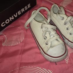 Toddler Converse shoes size  6