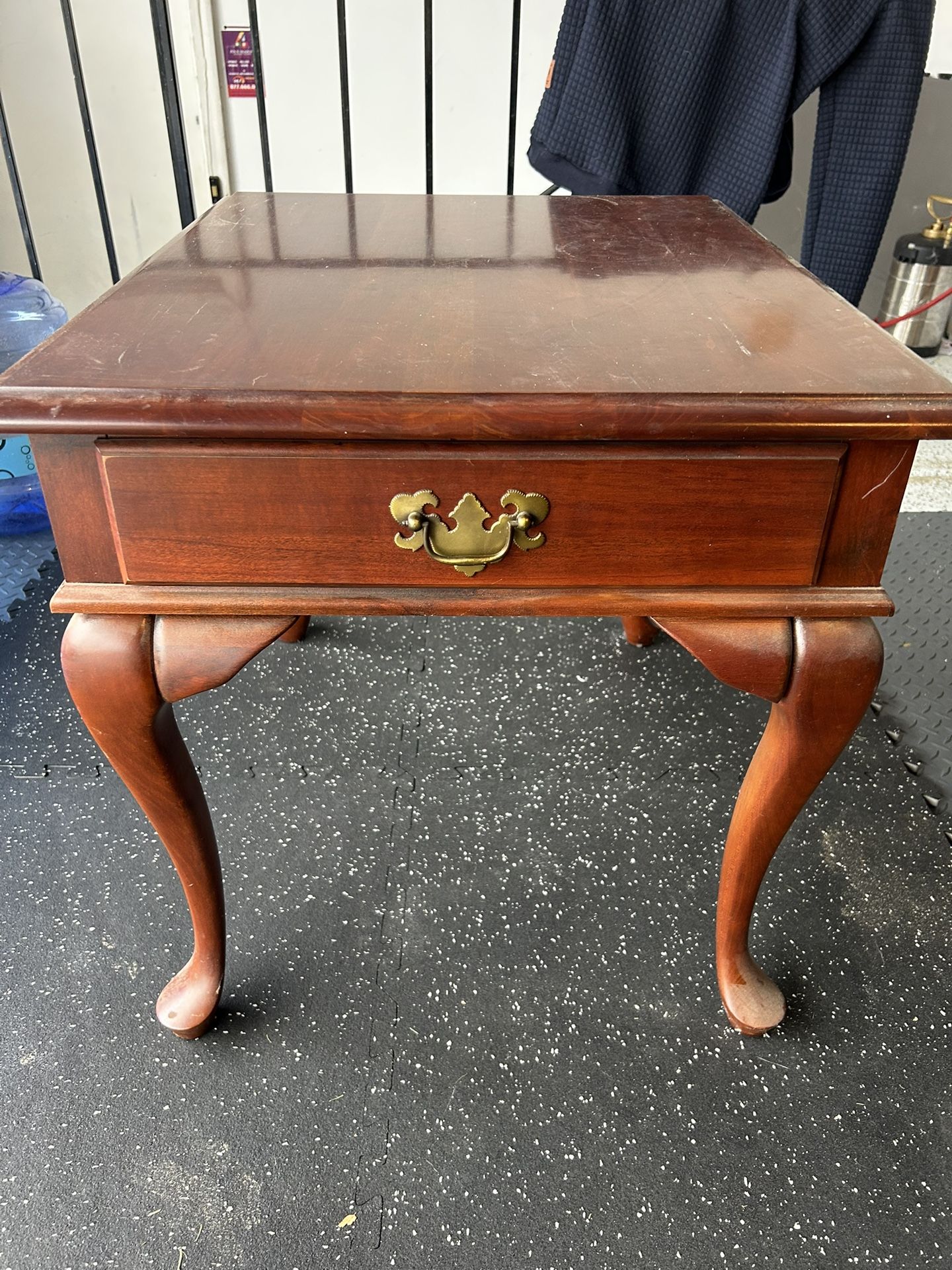Beautiful Classic Style Wooden End Table With Drawer