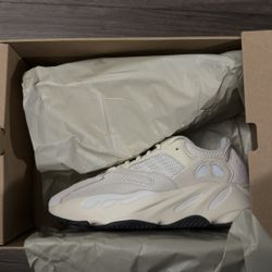 YEEZY BOOST 700  ‘Analog’