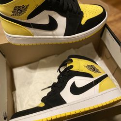 Jordan 1 Mid Black-yellow  