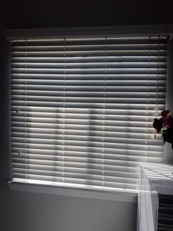 White Horizontal Window Blinds. Excellent condition