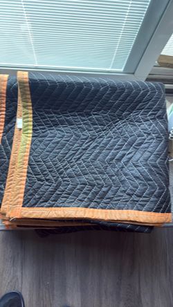 Moving blankets ( orange trimming and black) pack of 4.