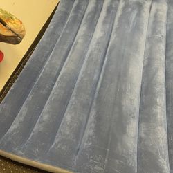 Air mattress with five pillows with comforter