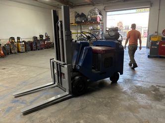 Towmotor forklift 5000lb
