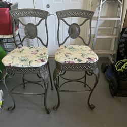 3 Heavy Metal Bar stools in good Condition