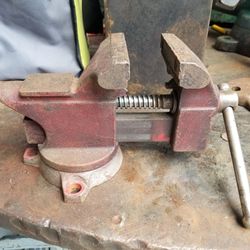 BENCH VISE 