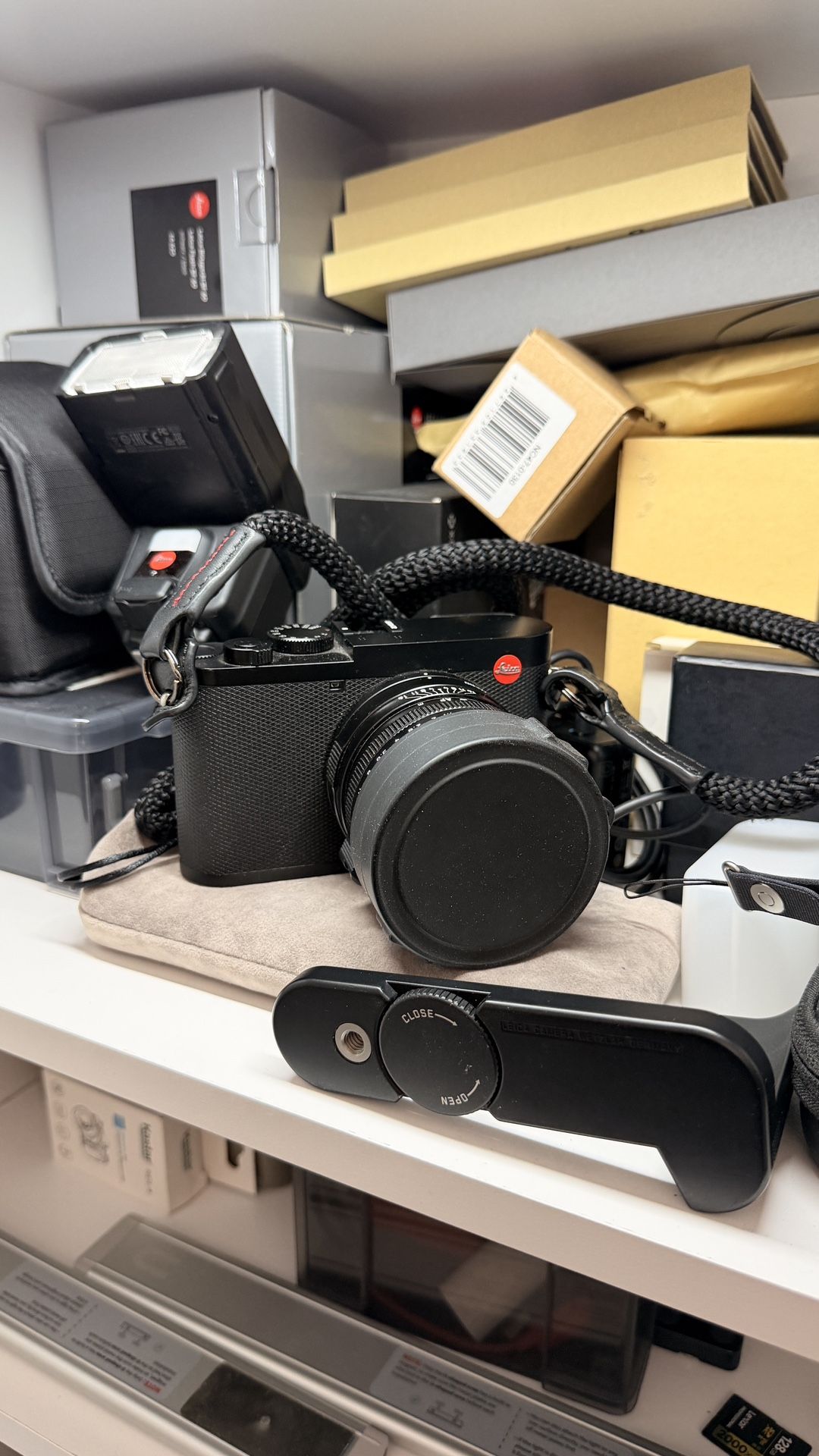 Leica Q2 + Flash