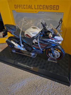 Kawasaki Ninja 400 1:12 Scale Die-Cast Model