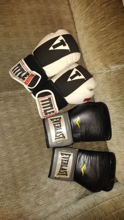 2 pairs boxing gloves. Training