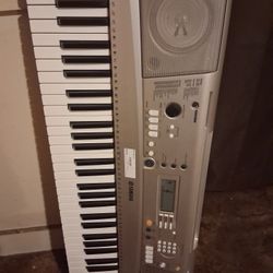 61 Key Yamaha E313. With Stand, Power Cord,and Sustain Pedal