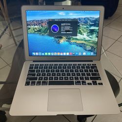 MacBook Air w Charger And Case