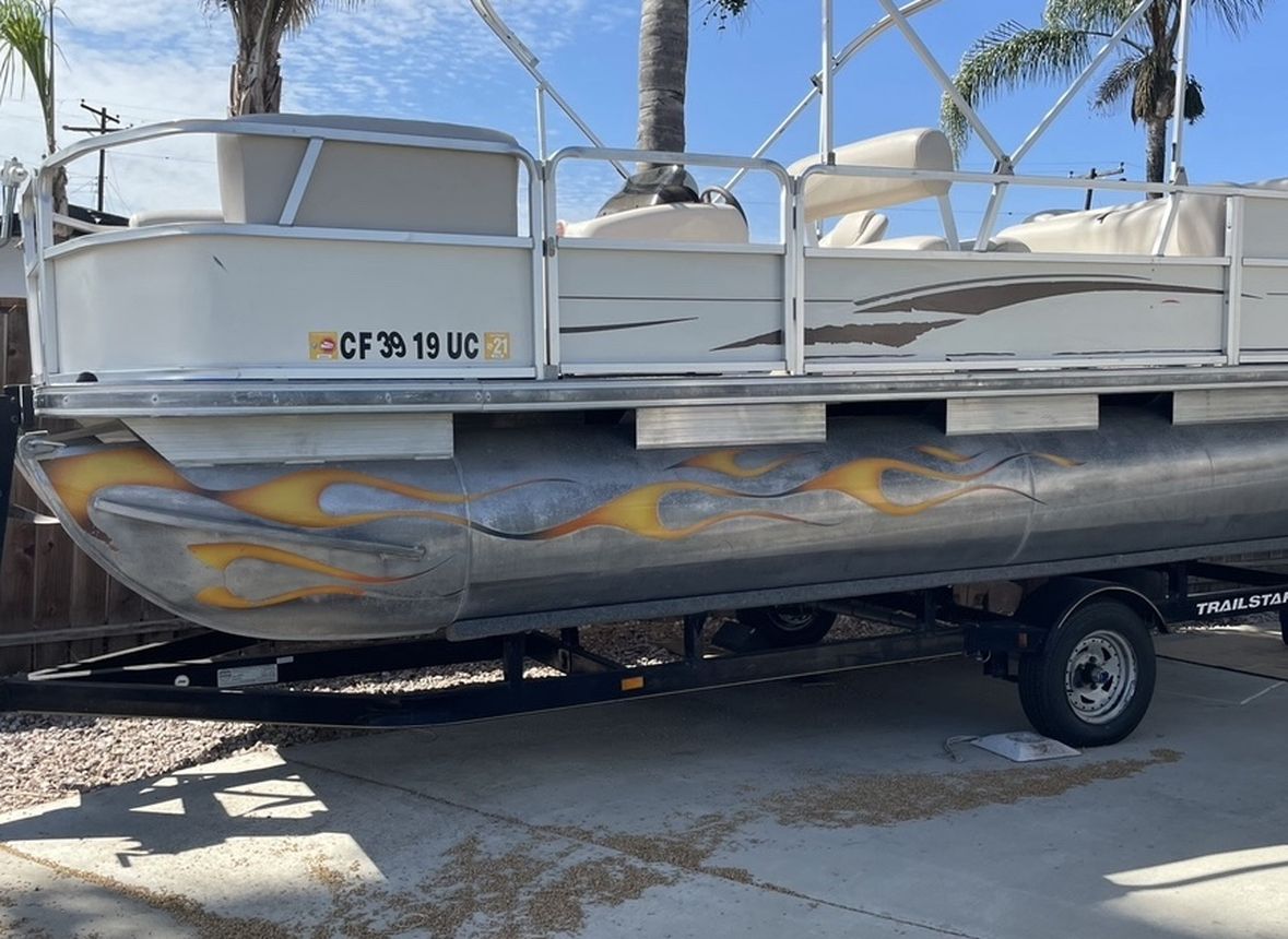 Suntracker Pontoon Boat