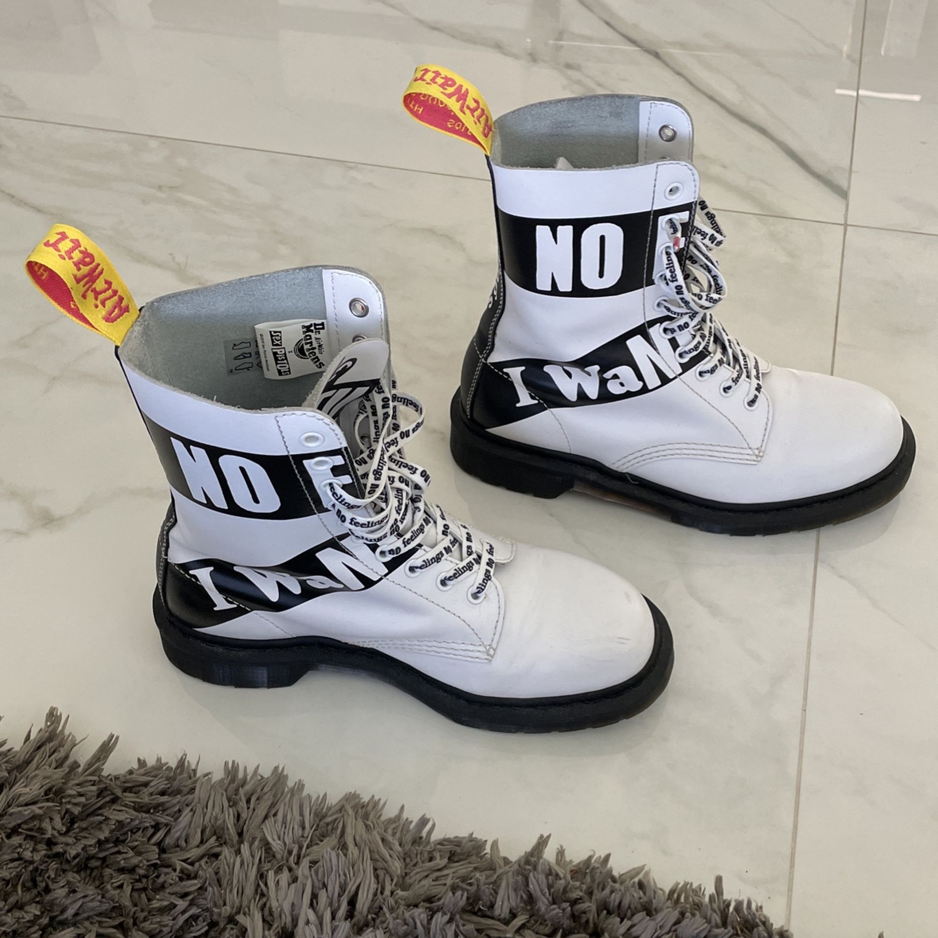 Dr. Martens x Sex Pistols 24785 White and Black Boots “No Feelings” DR.MARTENS|10ホールブーツ|【ハードオフ公式通販】オフモール  main image 2