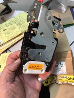 Door latch lock assembly power for Escalade Silverado Tahoe etc GM 15110646