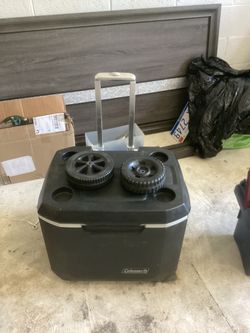 Rolling cooler with handle
