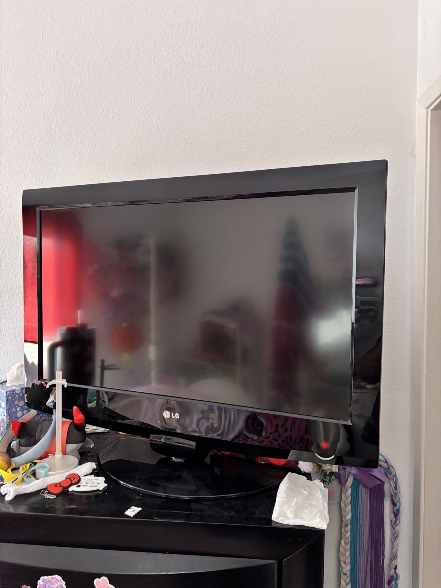 32” LG TV (NOT A SMART TV)