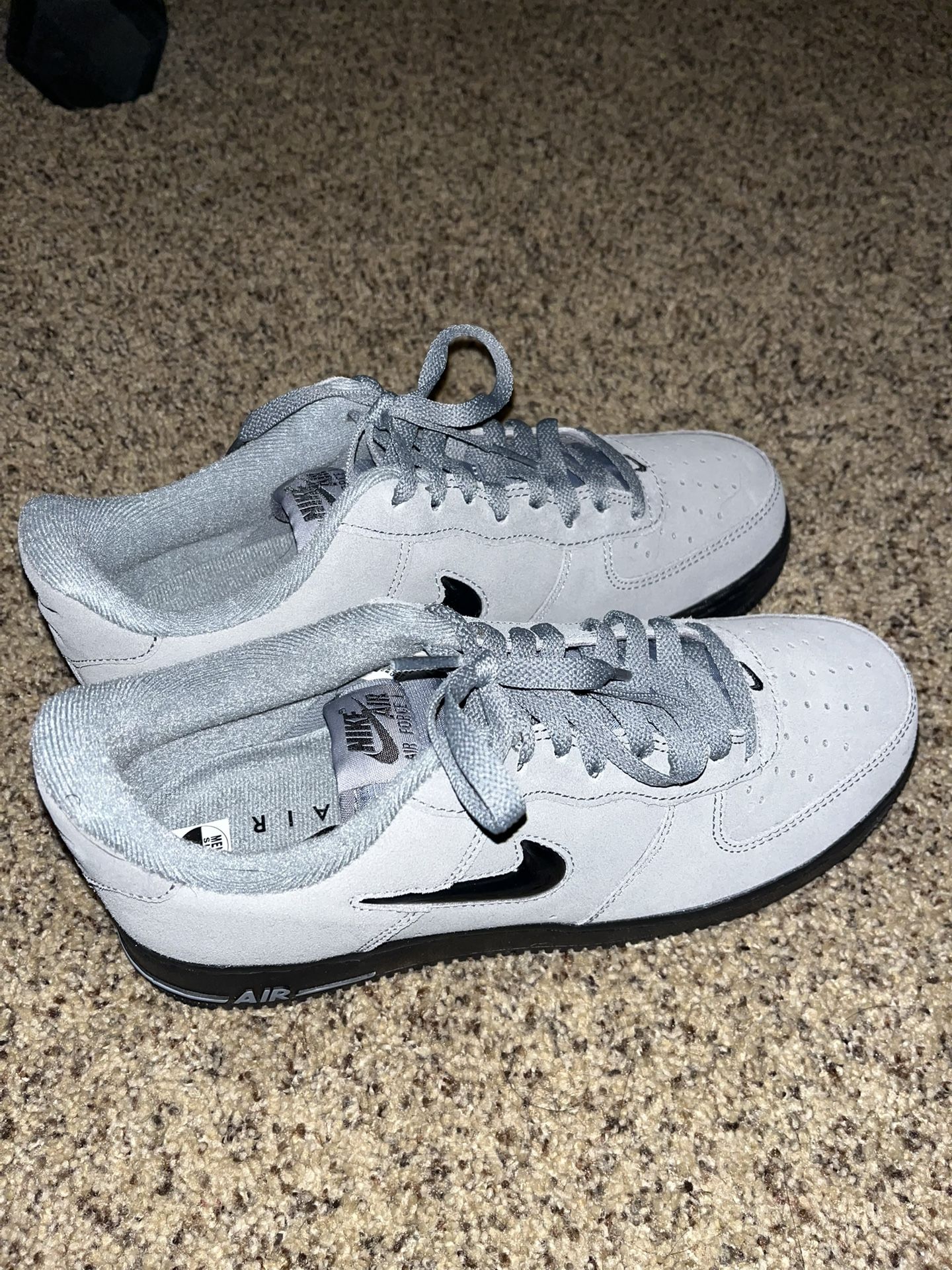 Nikes display picture 1