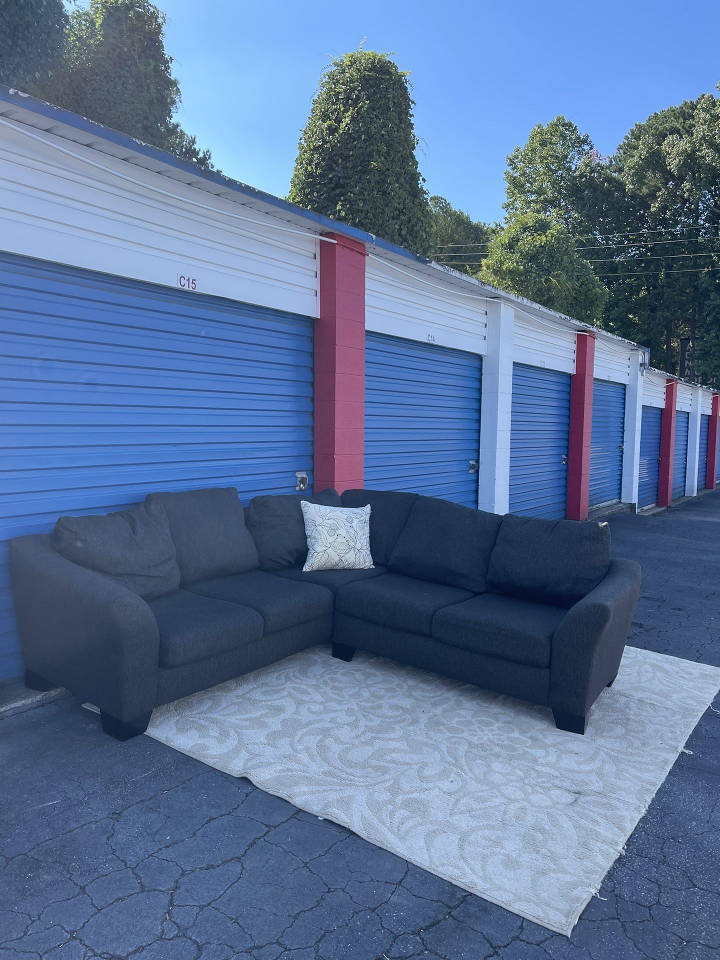 Grey Sectional Couch Modern Delivery Avaliable for Sale in Atlanta, GA